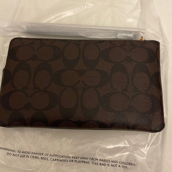 NWT Coach corner zip wristlet. - Picture 2 of 3